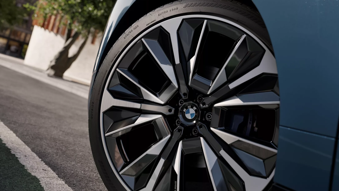 Intérieur du BMW iX avec jante