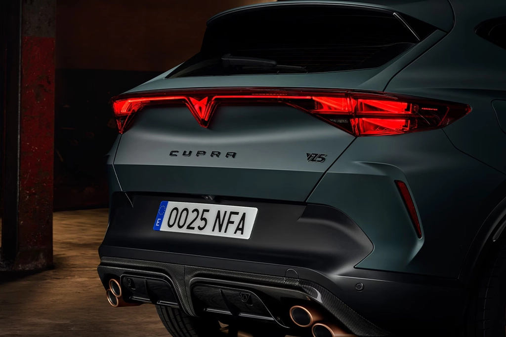 Vue arrière du Cupra Formentor Hybride rechargeable, signature lumineuse et ligne sportive