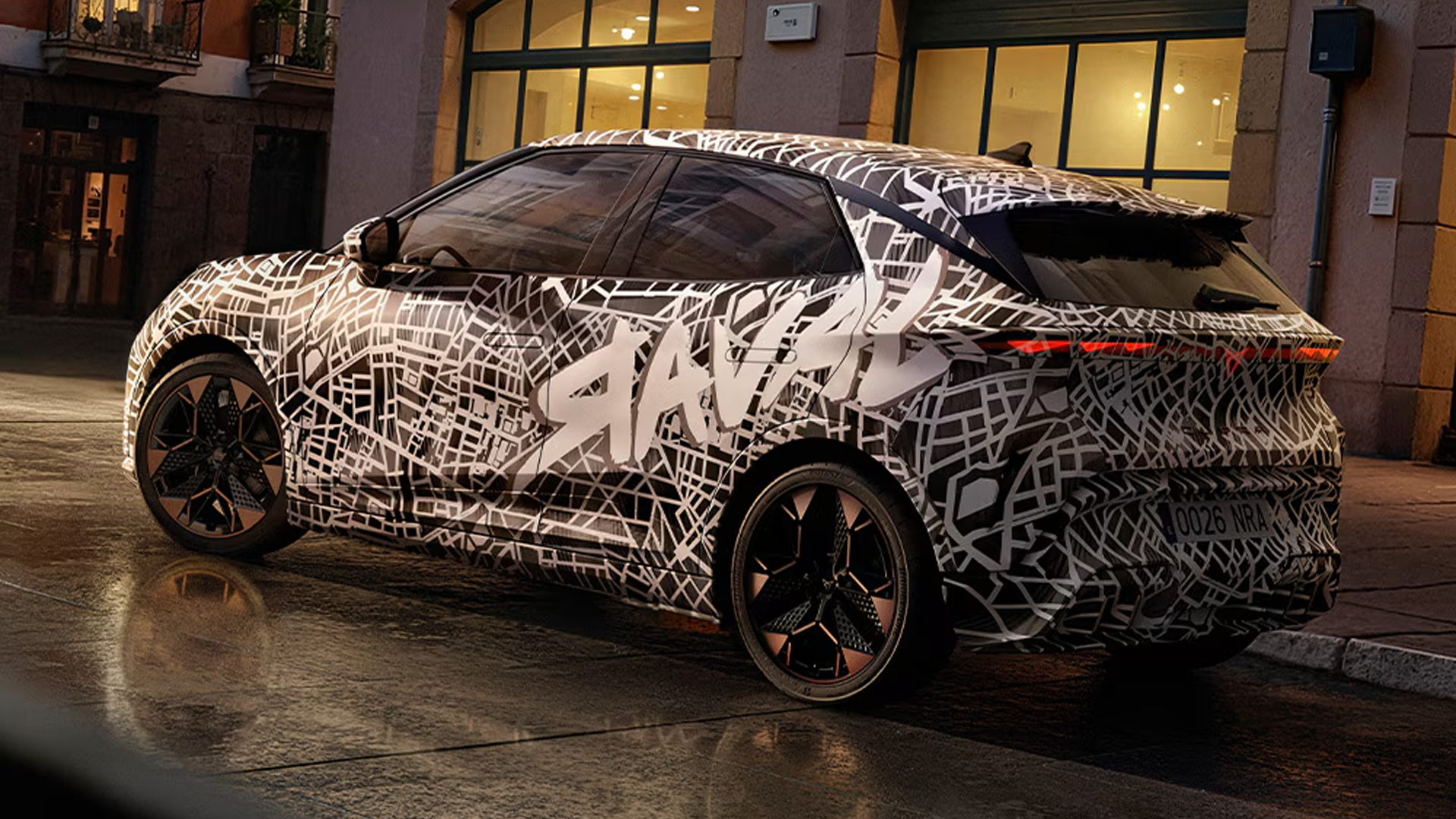 Cupra Raval électrique en action sur route urbaine