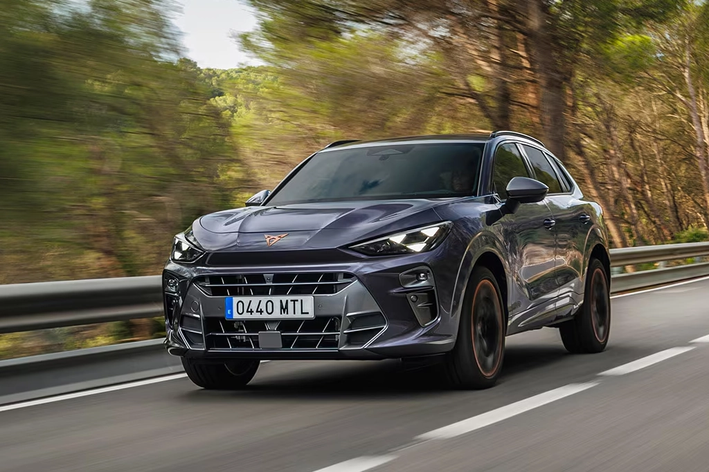 Vue avant du Cupra Terramar hybride rechargeable en extérieur urbain