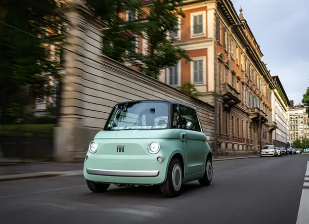 Fiat Topolino électrique en déplacement dans une rue animée