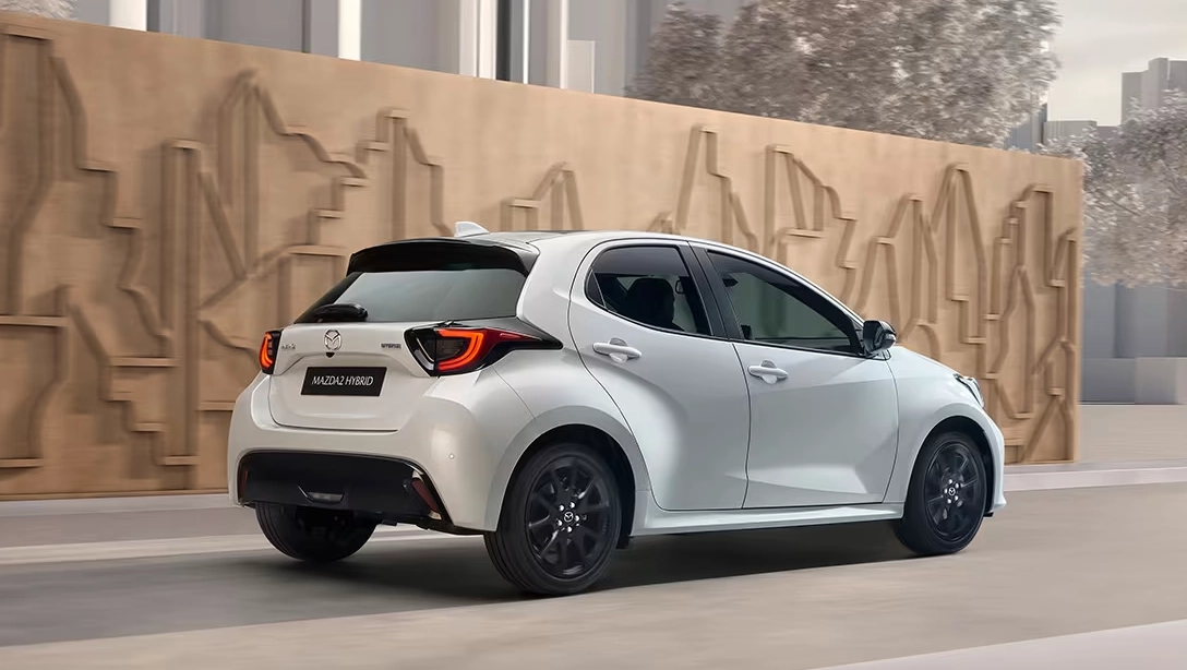 Vue avant de la Mazda 2 sur fond noir, mettant en valeur son design urbain