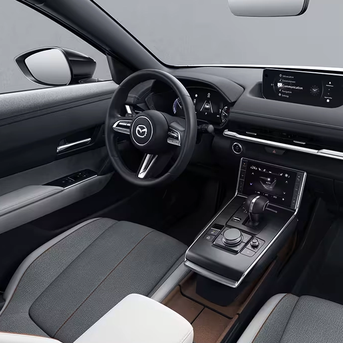 Écran central et commandes tactiles du Mazda MX-30