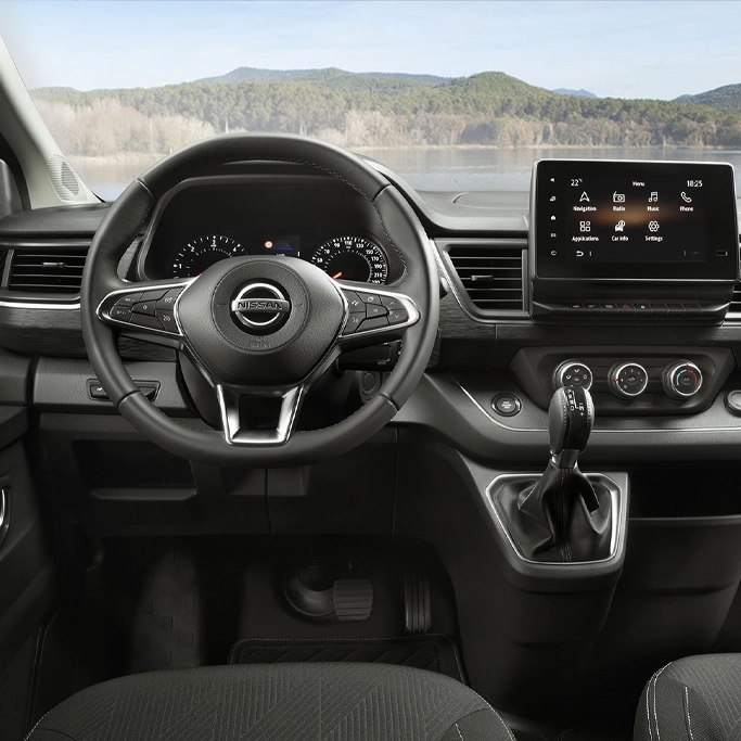 Tableau de bord du Nissan Primastar Diesel avec écran tactile et commandes modernes